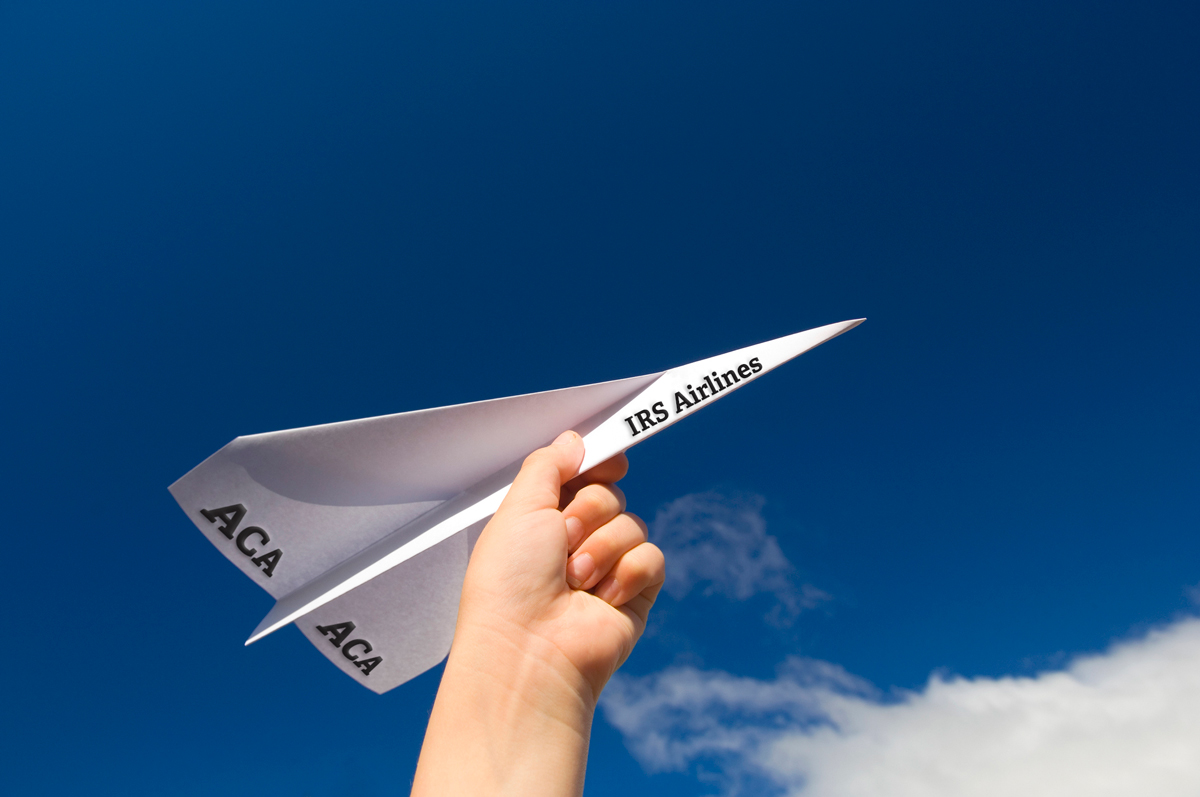 Бумажный самолетик детства. Бумажный самолетик. Запускает бумажный самолетик. Бумажный самолет в небе. Запуск бумажных самолетиков.